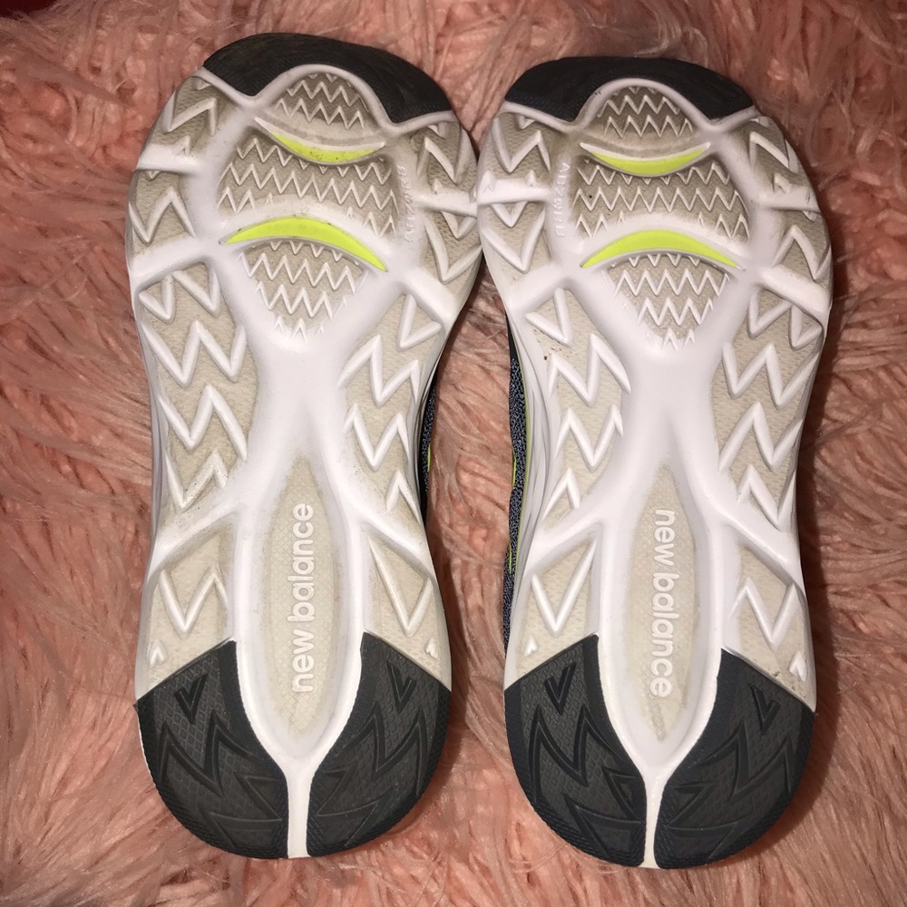 New balance running shoes - men’s 8 - Picture 3 of 8